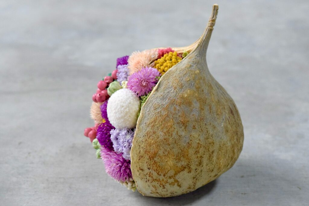 東京の花屋『叢屋kusamuraya』が手がける幸福をもたらすと言われる縁起物のブッダナッツを器にしたドライフラワーアレンジ。誕生日・記念日ギフトや自宅インテリアにおすすめです。