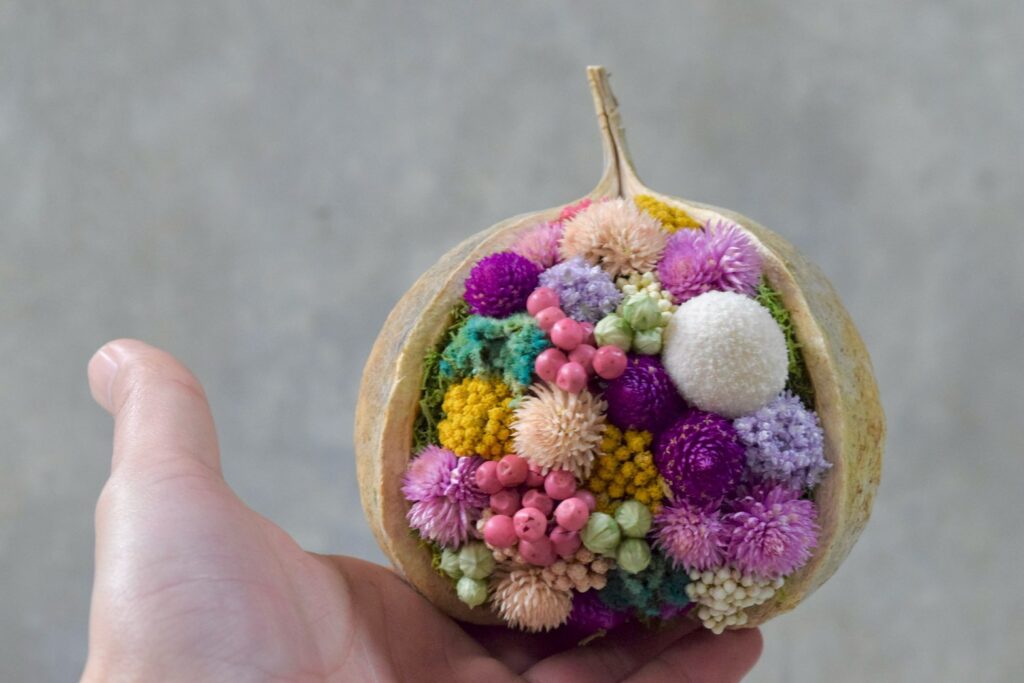 東京の花屋『叢屋kusamuraya』が手がける幸福をもたらすと言われる縁起物のブッダナッツを器にしたドライフラワーアレンジ。誕生日・記念日ギフトや自宅インテリアにおすすめです。