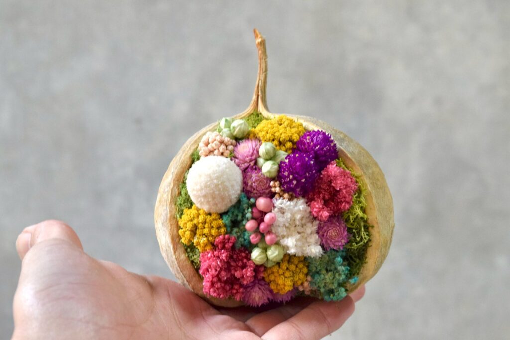 東京の花屋。幸福をもたらすと言われる縁起物のブッダナッツを器にした叢屋Kusamurayaドライフラワーアレンジ 誕生日・記念日ギフトや自宅インテリアにおすすめ。