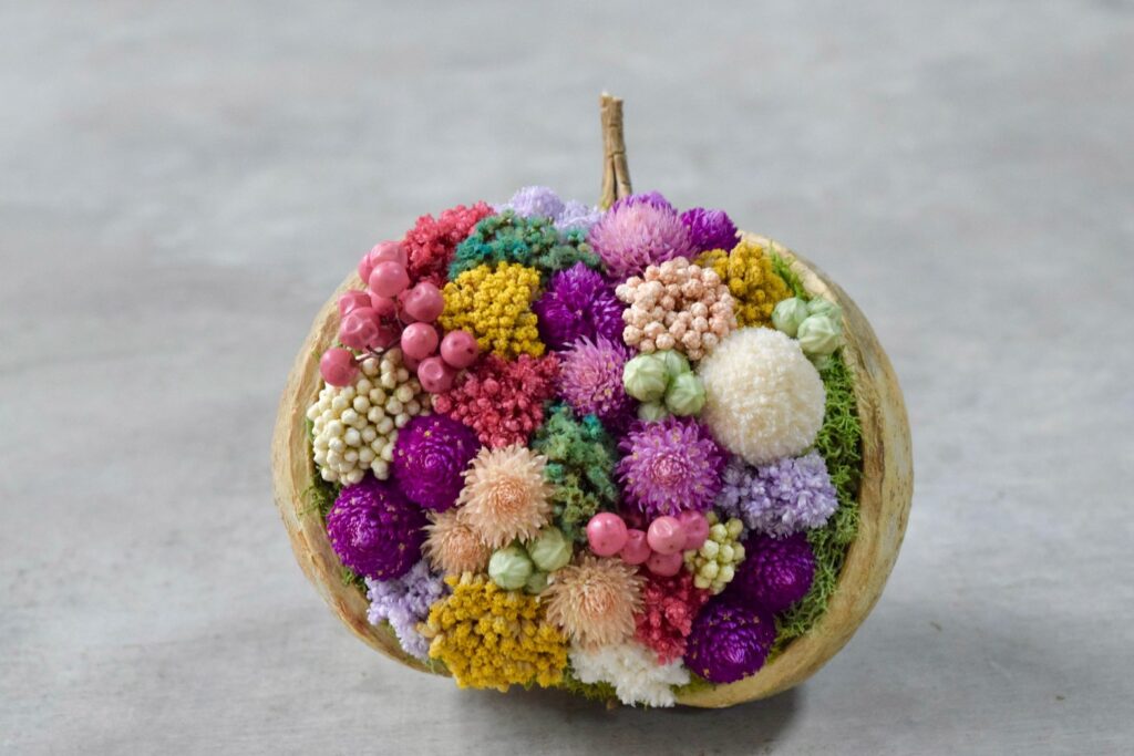 東京の花屋。幸福をもたらすと言われる縁起物のブッダナッツを器にした叢屋Kusamurayaドライフラワーアレンジ 誕生日・記念日ギフトや自宅インテリアにおすすめ。