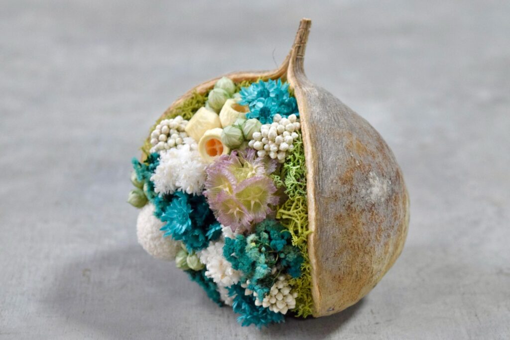 東京の花屋『叢屋kusamuraya』が手がける幸福をもたらすと言われる縁起物のブッダナッツを器にしたドライフラワーアレンジ