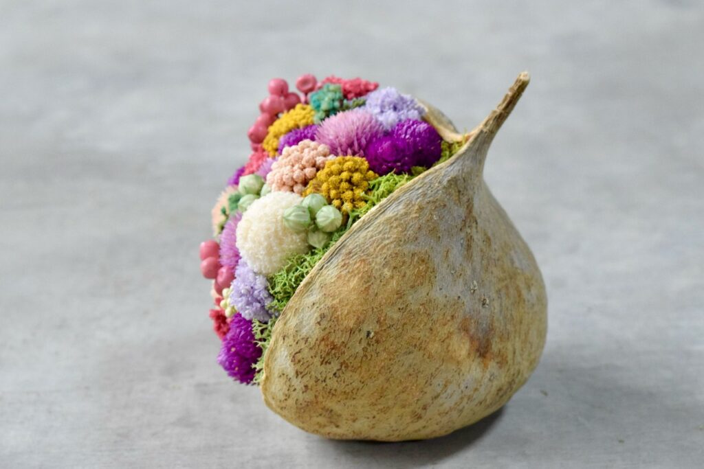 東京の花屋。幸福をもたらすと言われる縁起物のブッダナッツを器にした叢屋Kusamurayaドライフラワーアレンジ 誕生日・記念日ギフトや自宅インテリアにおすすめ。