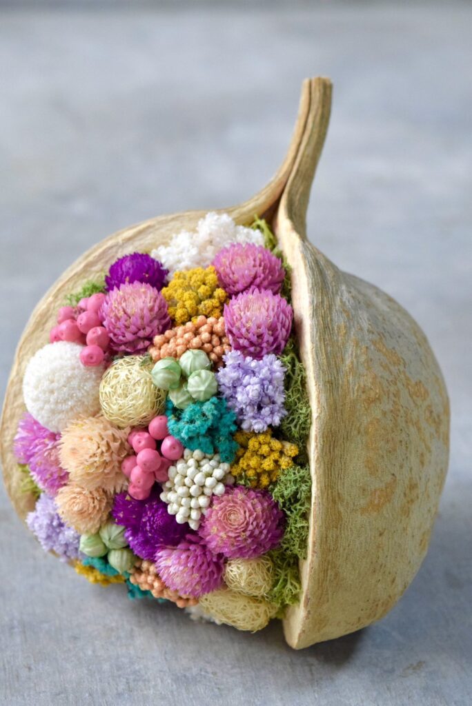 東京の花屋。幸福をもたらすと言われる縁起物のブッダナッツを器にした叢屋Kusamurayaドライフラワーアレンジ 誕生日・記念日ギフトや自宅インテリアにおすすめ。