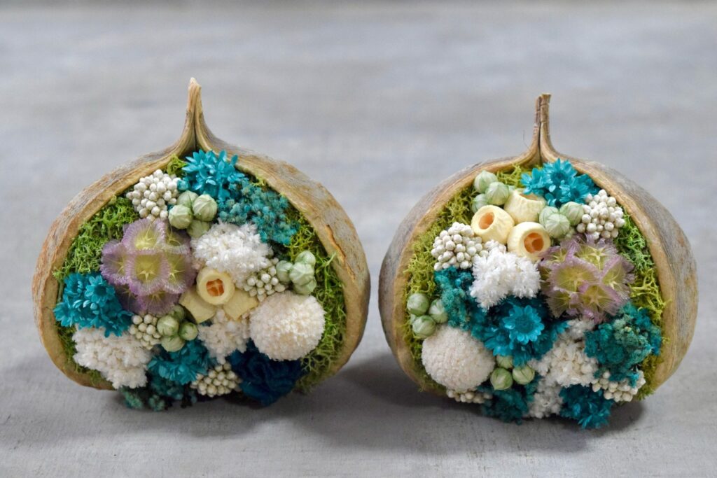 東京の花屋『叢屋kusamuraya』が手がける幸福をもたらすと言われる縁起物のブッダナッツを器にしたドライフラワーアレンジ