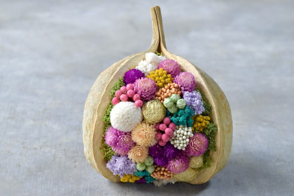 東京の花屋。幸福をもたらすと言われる縁起物のブッダナッツを器にした叢屋Kusamurayaドライフラワーアレンジ 誕生日・記念日ギフトや自宅インテリアにおすすめ。