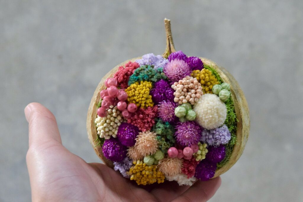 東京の花屋。幸福をもたらすと言われる縁起物のブッダナッツを器にした叢屋Kusamurayaドライフラワーアレンジ 誕生日・記念日ギフトや自宅インテリアにおすすめ。