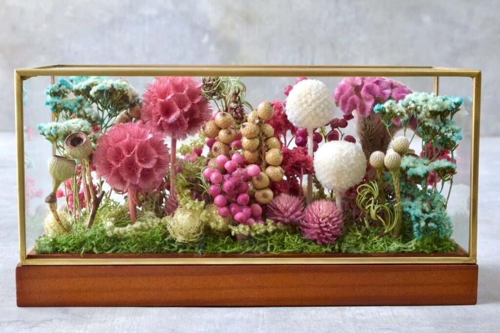 東京の花屋 叢屋Kusamurayaのドライフラワーインテリア雑貨。アンティーク調ガラスケース入りで、自宅用やギフト用に人気のアレンジメント。