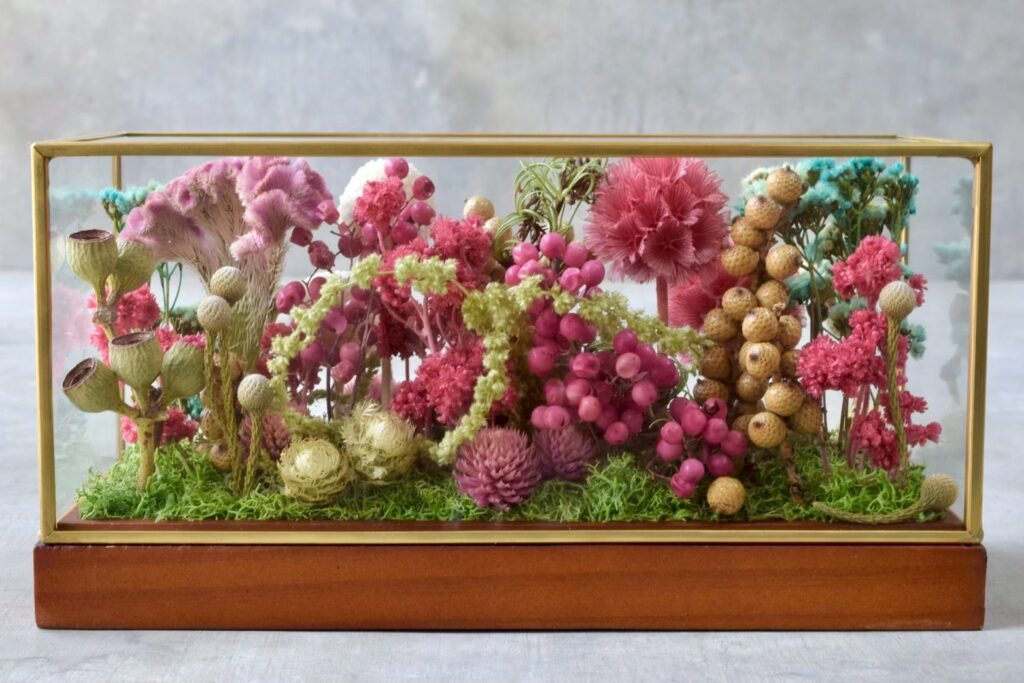 東京の花屋 叢屋Kusamurayaのドライフラワーインテリア雑貨。アンティーク調ガラスケース入りで、自宅用やギフト用に人気のアレンジメント。