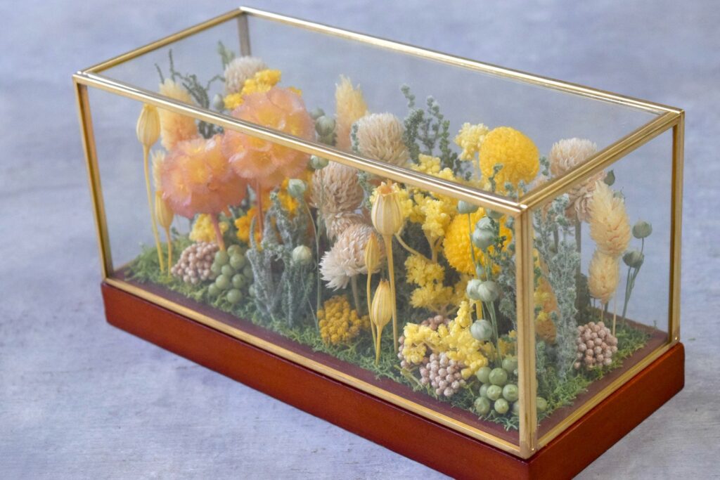 東京の花屋 叢屋Kusamurayaのドライフラワーインテリア雑貨。アンティーク調ガラスケース入りで、自宅用やギフト用に人気のアレンジメント。