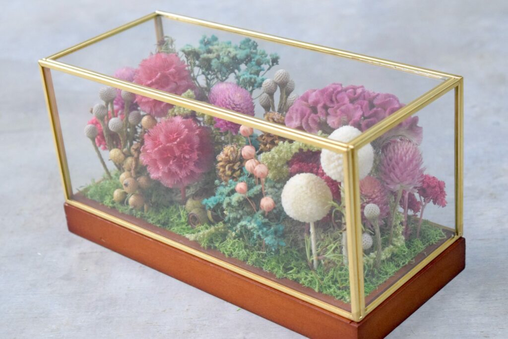 東京の花屋 叢屋Kusamurayaのドライフラワーインテリア雑貨。アンティーク調ガラスケース入りで、自宅用やギフト用に人気のアレンジメント。