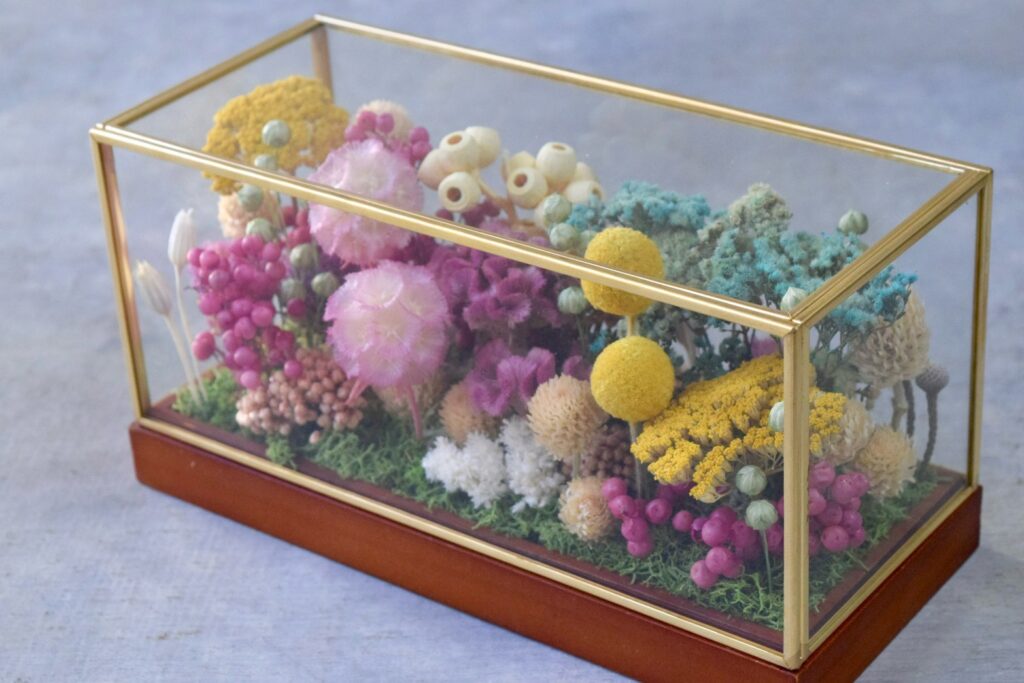 東京の花屋 叢屋Kusamurayaのドライフラワーインテリア雑貨。アンティーク調ガラスケース入りで、自宅用やギフト用に人気のアレンジメント。