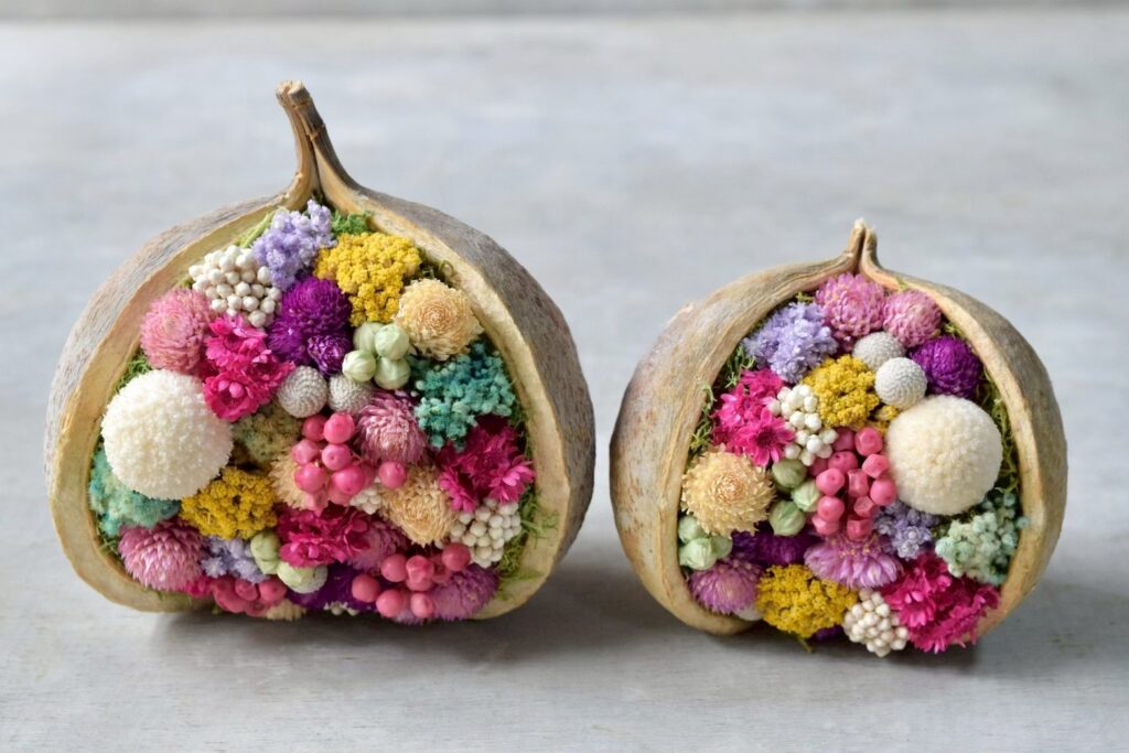 東京の花屋『叢屋kusamuraya』が手がける幸福をもたらすと言われる縁起物のブッダナッツを器にしたドライフラワーアレンジ