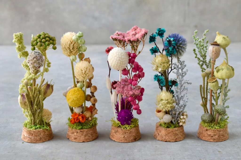 東京の花屋「叢屋Kusamuraya」のドライフラワーと小瓶を組み合わせたインテリア雑貨。自宅の装飾やギフトに人気のアレンジメント。