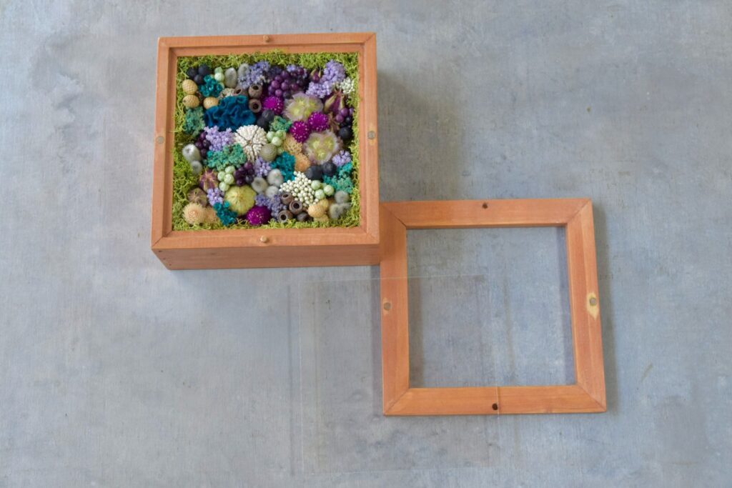 森の奥でひっそりと息づいているような、小さな植物の世界。東京の花屋『叢屋kusamuraya』が手がける、ナチュラルカラーのウッドボックス植物インテリア。