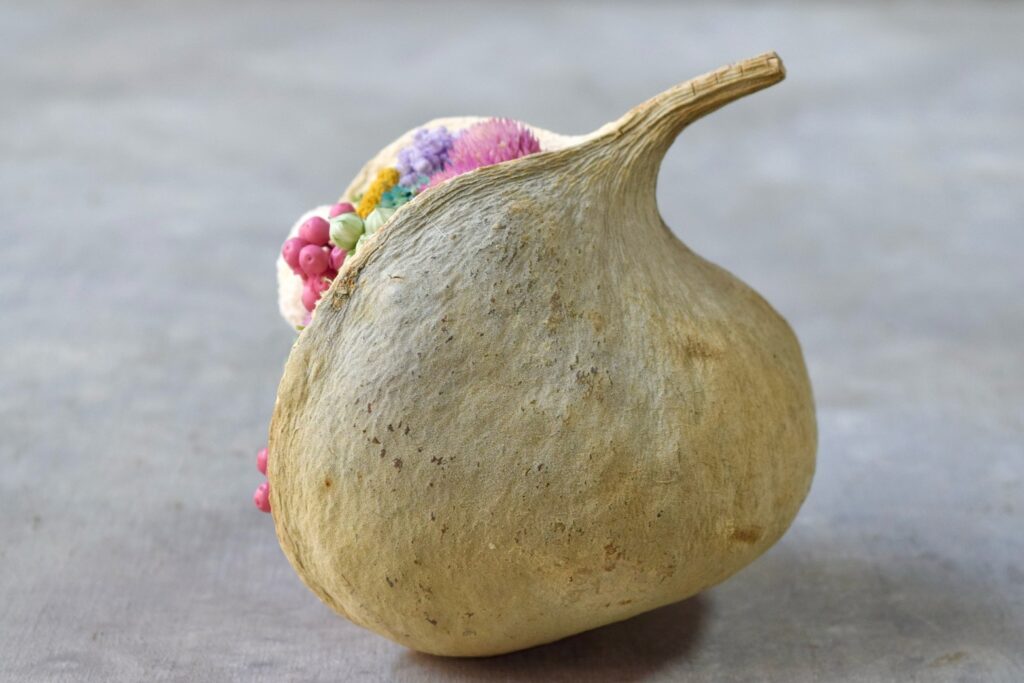 東京の花屋。幸福をもたらすと言われる縁起物のブッダナッツを器にした叢屋Kusamurayaドライフラワーアレンジ 誕生日・記念日ギフトや自宅インテリアにおすすめ。