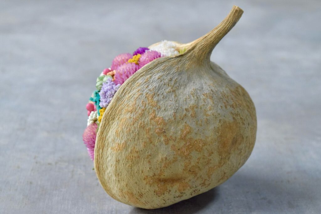 東京の花屋。幸福をもたらすと言われる縁起物のブッダナッツを器にした叢屋Kusamurayaドライフラワーアレンジ 誕生日・記念日ギフトや自宅インテリアにおすすめ。