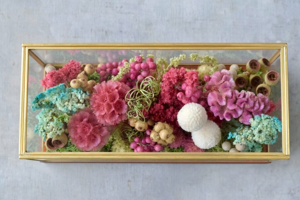東京の花屋 叢屋Kusamurayaのドライフラワーインテリア雑貨。アンティーク調ガラスケース入りで、自宅用やギフト用に人気のアレンジメント。