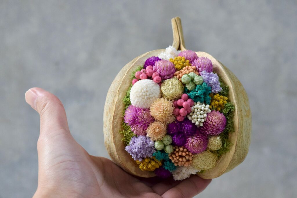 東京の花屋。幸福をもたらすと言われる縁起物のブッダナッツを器にした叢屋Kusamurayaドライフラワーアレンジ 誕生日・記念日ギフトや自宅インテリアにおすすめ。