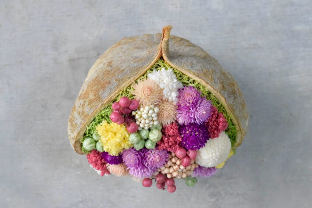 東京の花屋。幸福をもたらすと言われる縁起物のブッダナッツを器にした叢屋Kusamurayaドライフラワーアレンジ 誕生日・記念日ギフトや自宅インテリアにおすすめ。