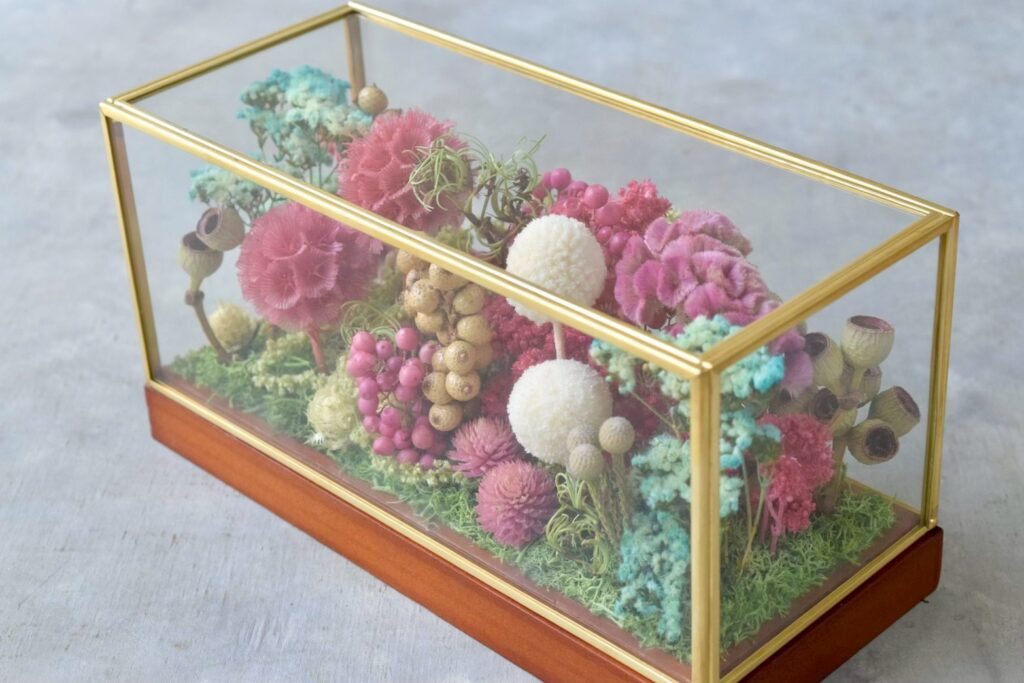 東京の花屋 叢屋Kusamurayaのドライフラワーインテリア雑貨。アンティーク調ガラスケース入りで、自宅用やギフト用に人気のアレンジメント。