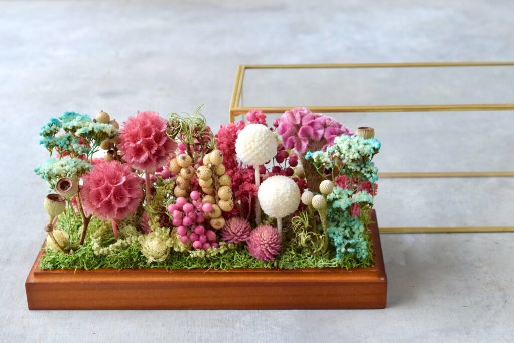 東京の花屋 叢屋Kusamurayaのドライフラワーインテリア雑貨。アンティーク調ガラスケース入りで、自宅用やギフト用に人気のアレンジメント。