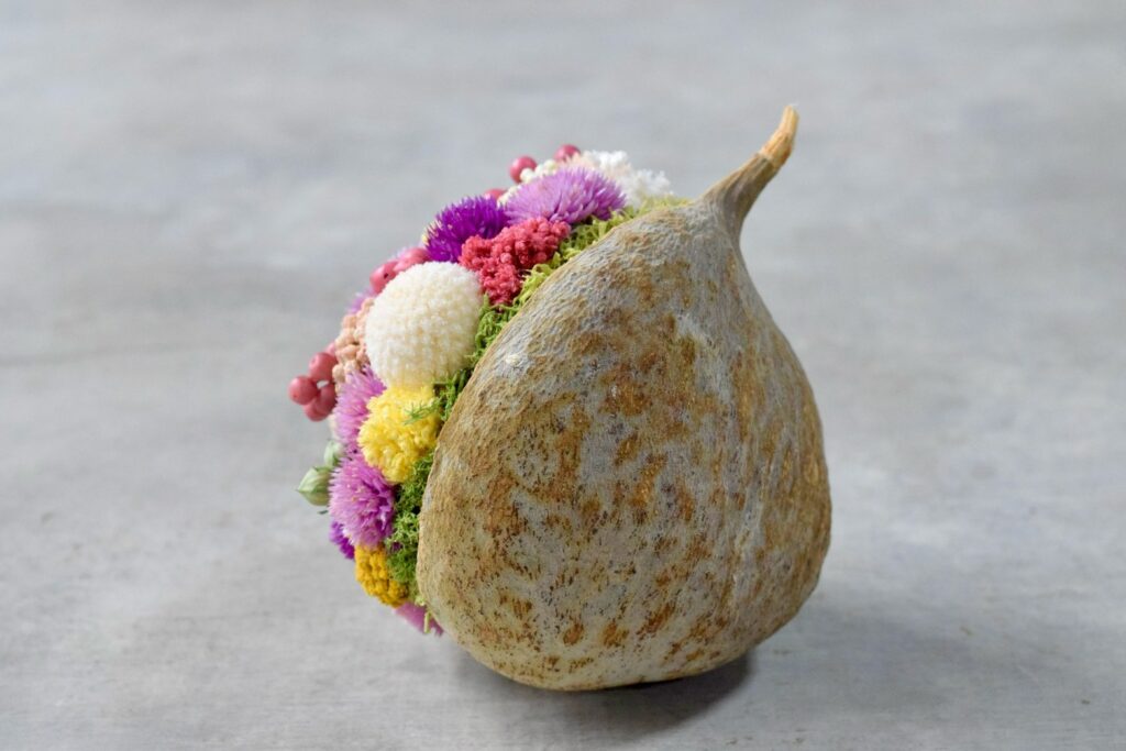 東京の花屋。幸福をもたらすと言われる縁起物のブッダナッツを器にした叢屋Kusamurayaドライフラワーアレンジ 誕生日・記念日ギフトや自宅インテリアにおすすめ。