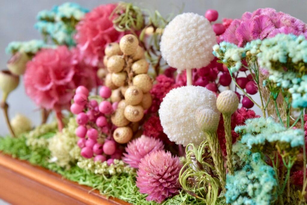 東京の花屋 叢屋Kusamurayaのドライフラワーインテリア雑貨。アンティーク調ガラスケース入りで、自宅用やギフト用に人気のアレンジメント。