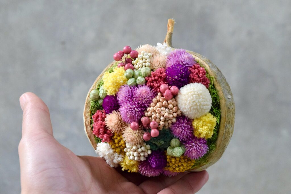 東京の花屋。幸福をもたらすと言われる縁起物のブッダナッツを器にした叢屋Kusamurayaドライフラワーアレンジ 誕生日・記念日ギフトや自宅インテリアにおすすめ。