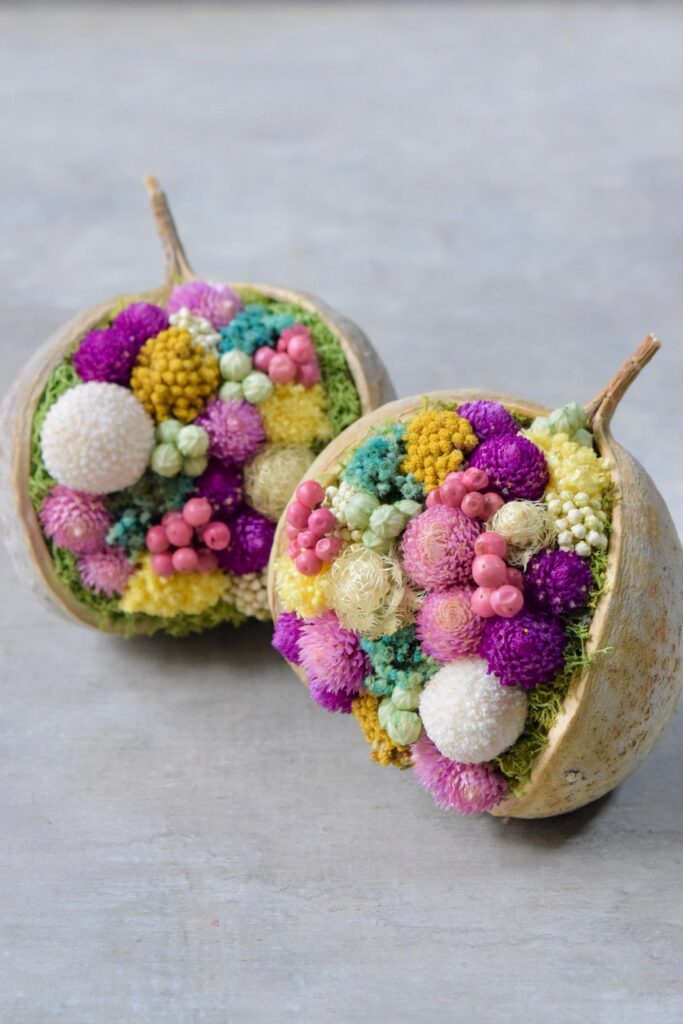 東京の花屋『叢屋kusamuraya』が手がける幸福をもたらすと言われる縁起物のブッダナッツを器にしたドライフラワーアレンジ。誕生日・記念日ギフトや自宅インテリアにおすすめです。