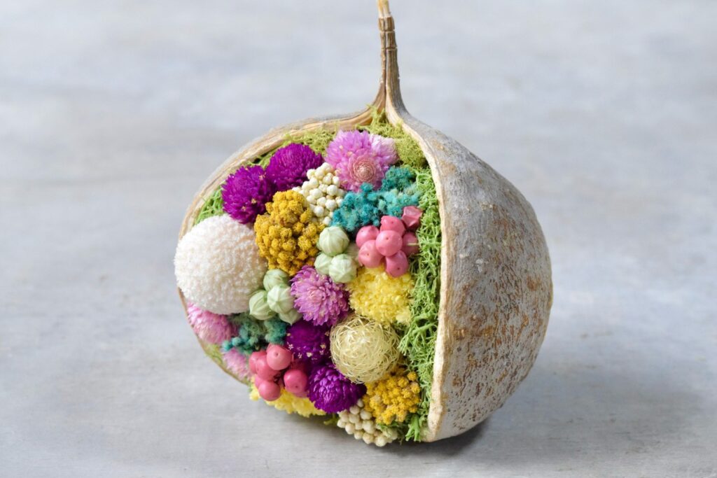 東京の花屋『叢屋kusamuraya』が手がける幸福をもたらすと言われる縁起物のブッダナッツを器にしたドライフラワーアレンジ。誕生日・記念日ギフトや自宅インテリアにおすすめです。