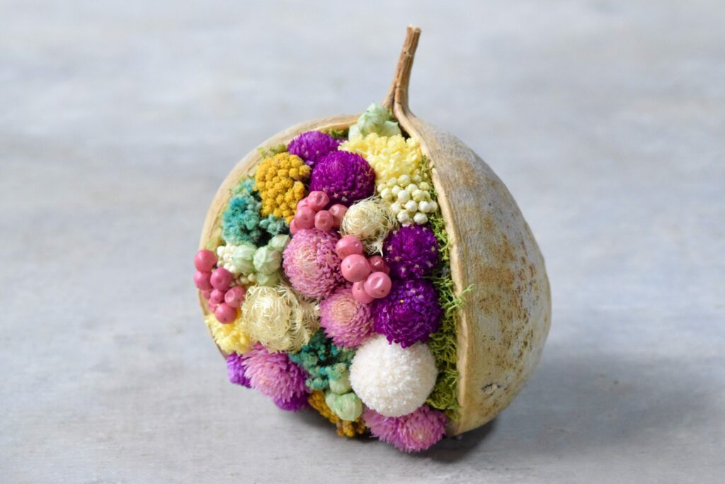 東京の花屋『叢屋kusamuraya』が手がける幸福をもたらすと言われる縁起物のブッダナッツを器にしたドライフラワーアレンジ。誕生日・記念日ギフトや自宅インテリアにおすすめです。