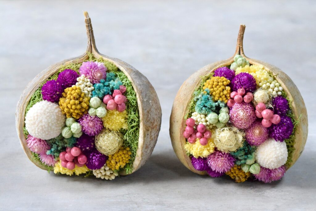 東京の花屋『叢屋kusamuraya』が手がける幸福をもたらすと言われる縁起物のブッダナッツを器にしたドライフラワーアレンジ。誕生日・記念日ギフトや自宅インテリアにおすすめです。