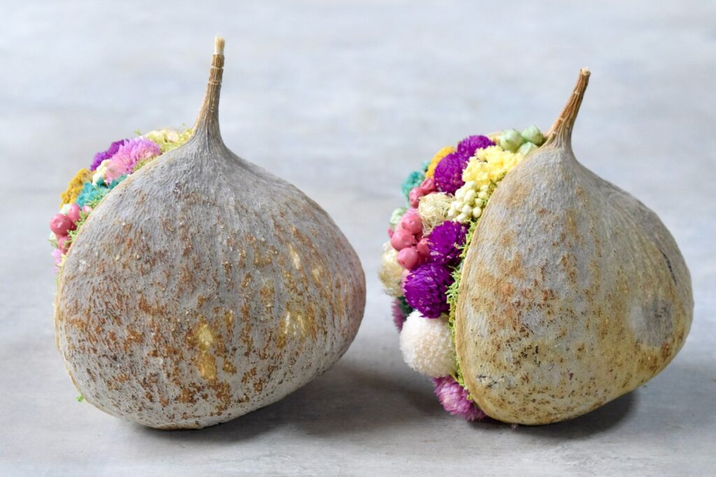 東京の花屋『叢屋kusamuraya』が手がける幸福をもたらすと言われる縁起物のブッダナッツを器にしたドライフラワーアレンジ。誕生日・記念日ギフトや自宅インテリアにおすすめです。