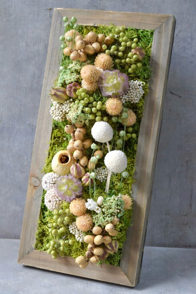 東京の花屋 叢屋Kusamurayaのドライフラワーインテリア雑貨。アンティーク調の木製フレームに、絵画をイメージしてデザインされた壁掛けタイプのドライフラワーインテリア。自宅用やギフト用として人気のアレンジメントです。