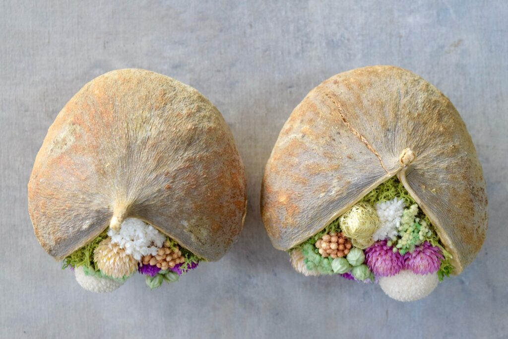 東京の花屋『叢屋kusamuraya』が手がける幸福をもたらすと言われる縁起物のブッダナッツを器にしたドライフラワーアレンジ。誕生日・記念日ギフトや自宅インテリアにおすすめです。
