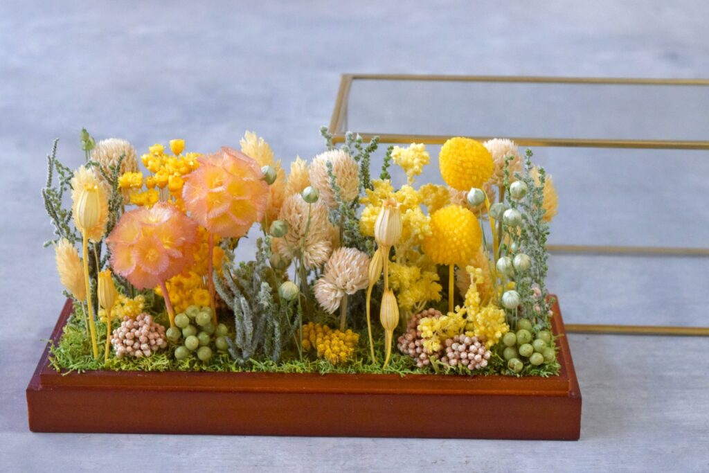 東京の花屋 叢屋Kusamurayaのドライフラワーインテリア雑貨。アンティーク調ガラスケース入りで、自宅用やギフト用に人気のアレンジメント。
