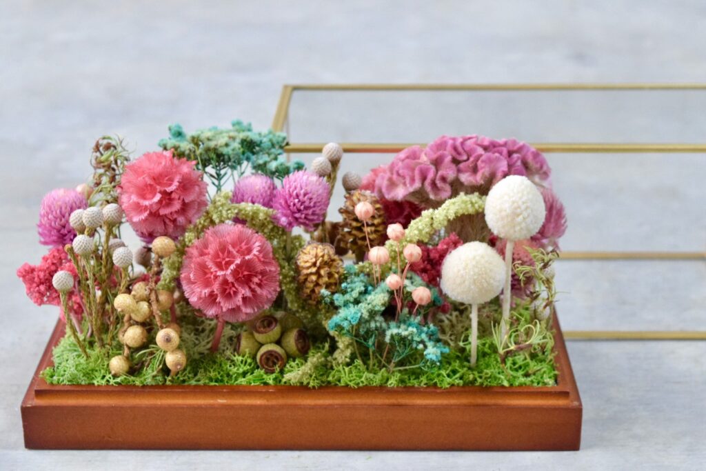 東京の花屋 叢屋Kusamurayaのドライフラワーインテリア雑貨。アンティーク調ガラスケース入りで、自宅用やギフト用に人気のアレンジメント。