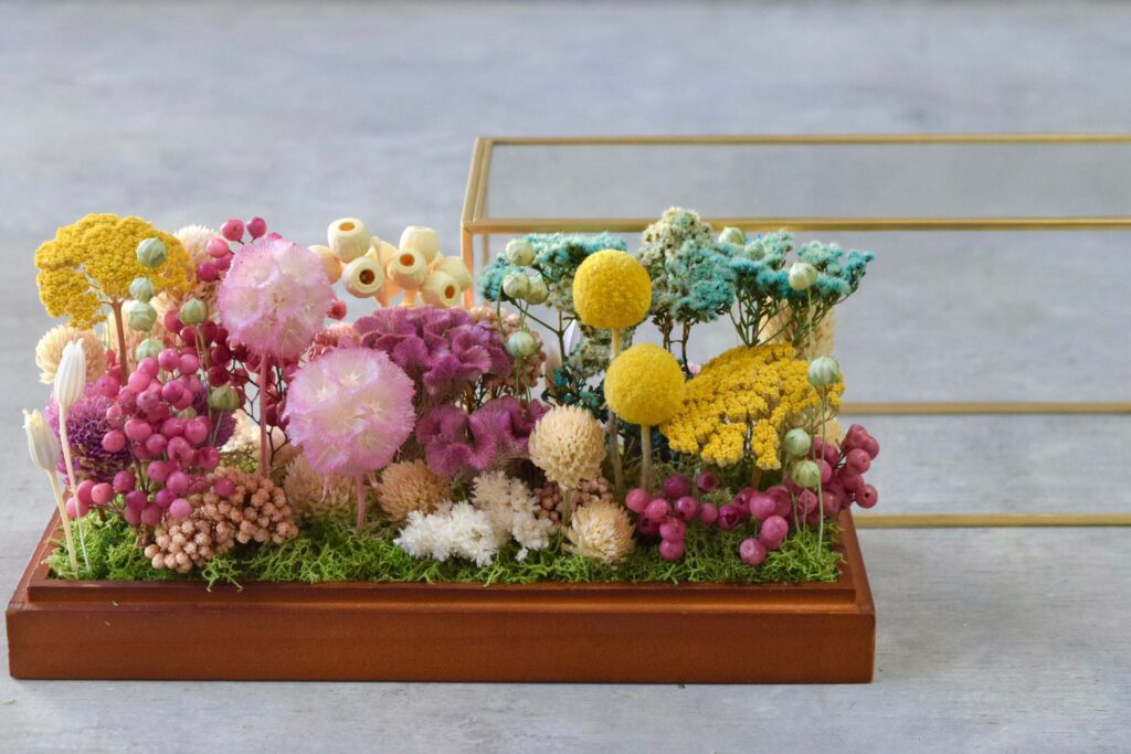 東京の花屋 叢屋Kusamurayaのドライフラワーインテリア雑貨。アンティーク調ガラスケース入りで、自宅用やギフト用に人気のアレンジメント。