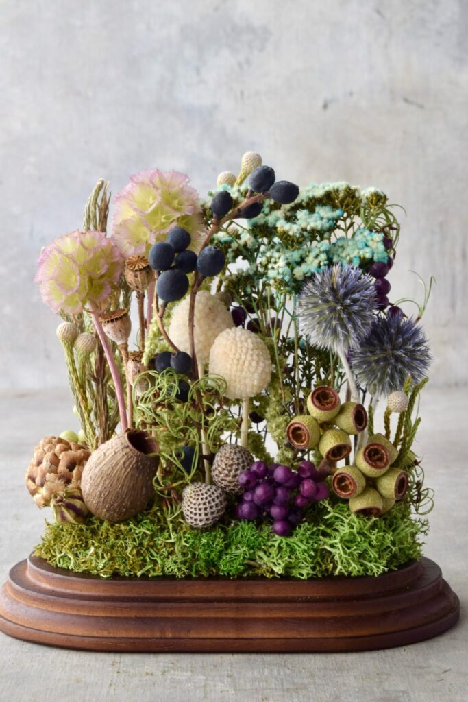 東京の花屋 叢屋Kusamurayaのドライフラワーインテリア雑貨。アンティーク調のドーム型ケースに、植物標本をイメージしてデザインされたドライフラワーインテリア。自宅用やギフト用として人気のアレンジメントです。