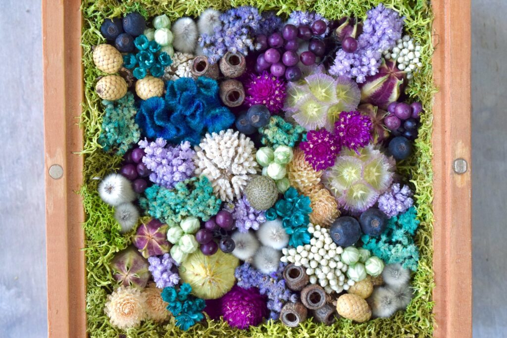 森の奥でひっそりと息づいているような、小さな植物の世界。東京の花屋『叢屋kusamuraya』が手がける、ナチュラルカラーのウッドボックス植物インテリア。