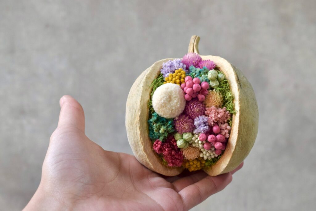 東京の花屋。幸福をもたらすと言われる縁起物のブッダナッツを器にした叢屋Kusamurayaドライフラワーアレンジ 誕生日・記念日ギフトや自宅インテリアにおすすめ。