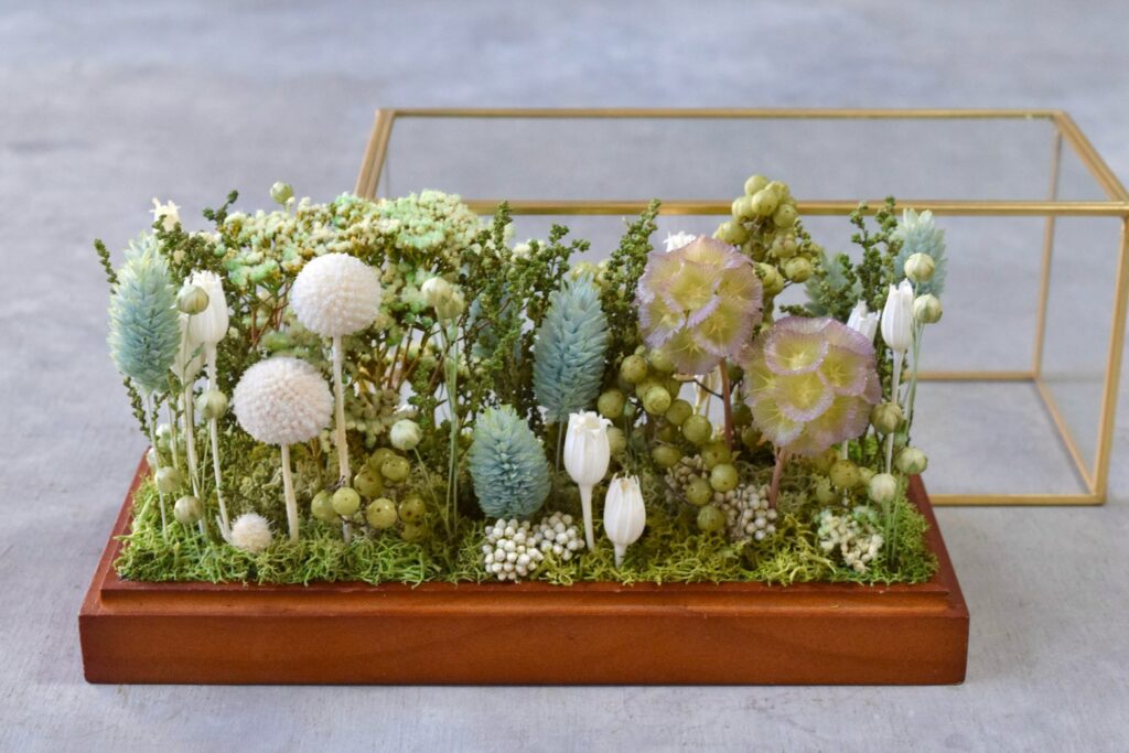 東京の花屋 叢屋Kusamurayaのドライフラワーインテリア雑貨。アンティーク調ガラスケース入りで、自宅用やギフト用に人気のアレンジメント。