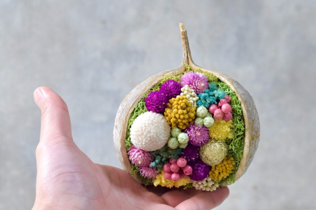 東京の花屋『叢屋kusamuraya』が手がける幸福をもたらすと言われる縁起物のブッダナッツを器にしたドライフラワーアレンジ。誕生日・記念日ギフトや自宅インテリアにおすすめです。