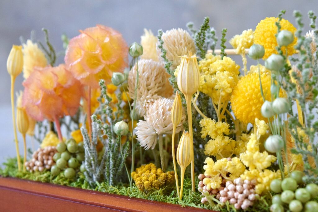 東京の花屋 叢屋Kusamurayaのドライフラワーインテリア雑貨。アンティーク調ガラスケース入りで、自宅用やギフト用に人気のアレンジメント。