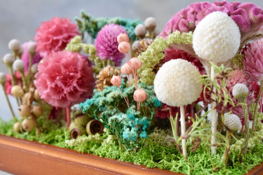 東京の花屋 叢屋Kusamurayaのドライフラワーインテリア雑貨。アンティーク調ガラスケース入りで、自宅用やギフト用に人気のアレンジメント。