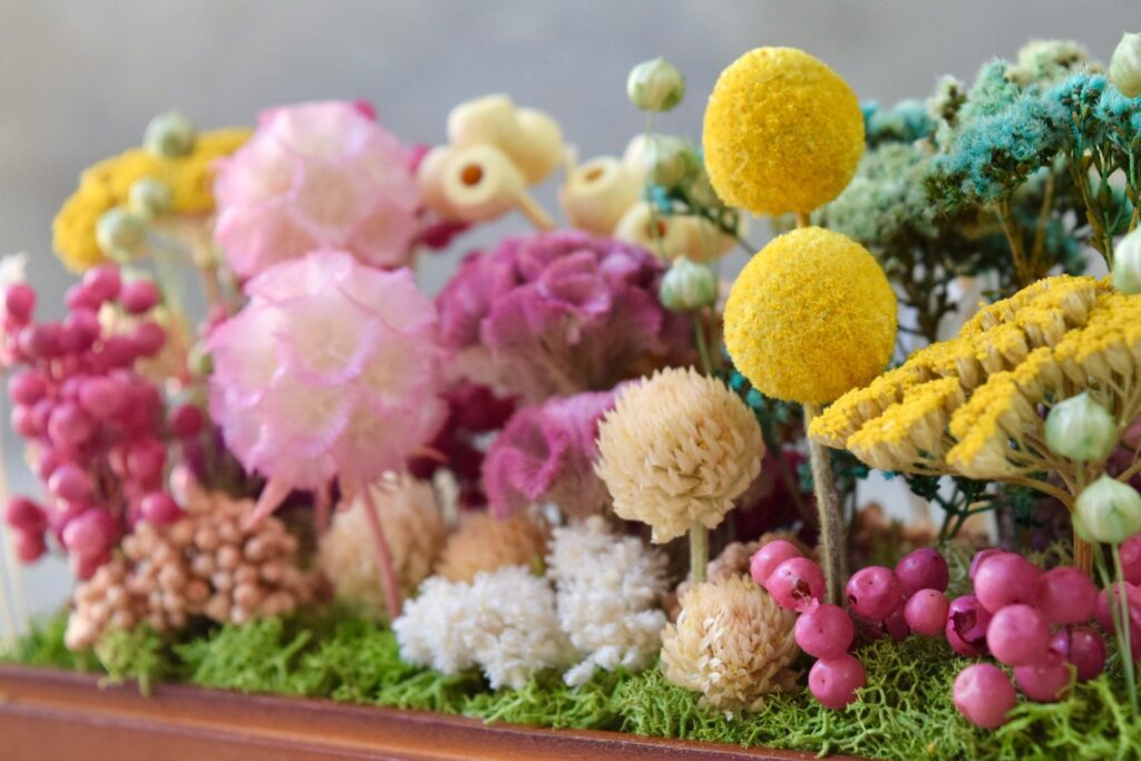 東京の花屋 叢屋Kusamurayaのドライフラワーインテリア雑貨。アンティーク調ガラスケース入りで、自宅用やギフト用に人気のアレンジメント。