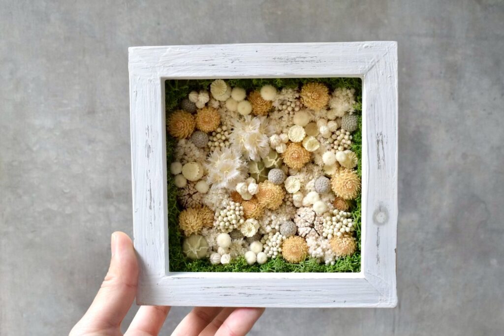 森の奥でひっそりと息づいているような、小さな植物の世界。東京の花屋『叢屋kusamuraya』が手がける、ナチュラルカラーのウッドボックス植物インテリア。