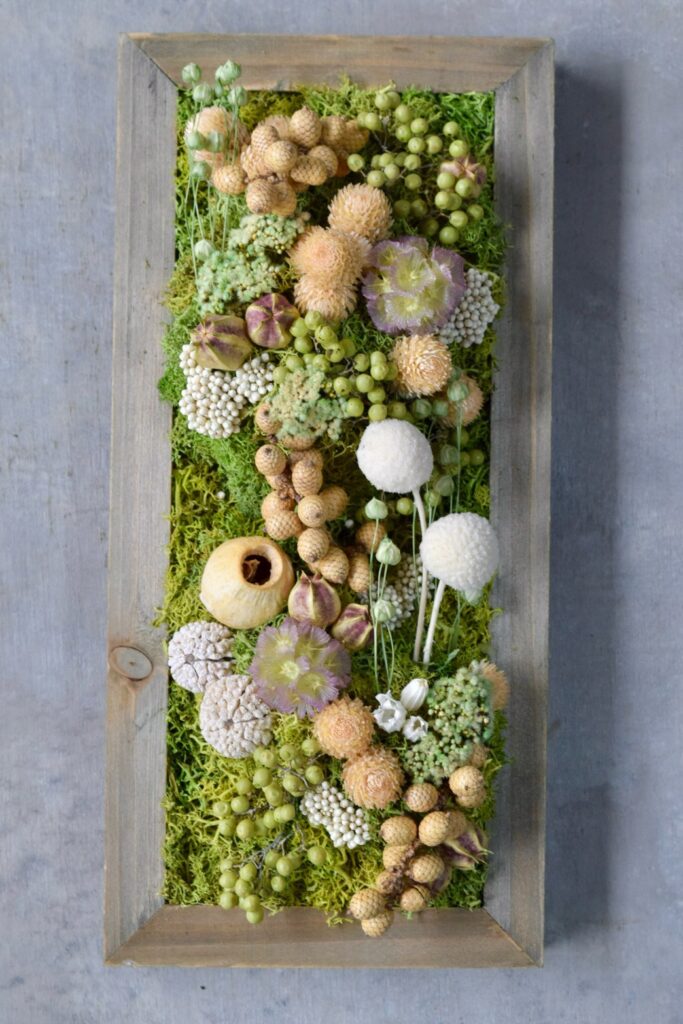 東京の花屋 叢屋Kusamurayaのドライフラワーインテリア雑貨。アンティーク調の木製フレームに、絵画をイメージしてデザインされた壁掛けタイプのドライフラワーインテリア。自宅用やギフト用として人気のアレンジメントです。