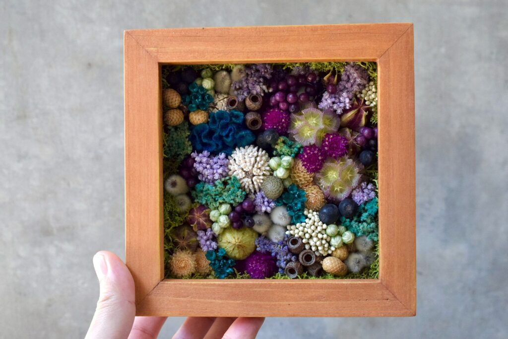 森の奥でひっそりと息づいているような、小さな植物の世界。東京の花屋『叢屋kusamuraya』が手がける、ナチュラルカラーのウッドボックス植物インテリア。