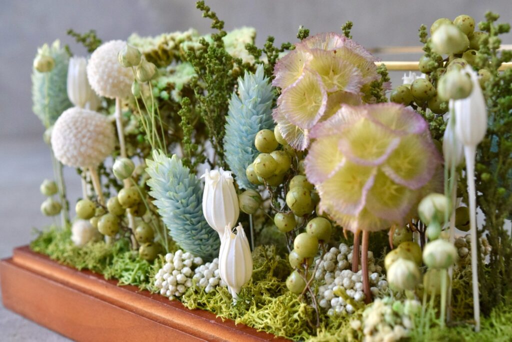 東京の花屋 叢屋Kusamurayaのドライフラワーインテリア雑貨。アンティーク調ガラスケース入りで、自宅用やギフト用に人気のアレンジメント。